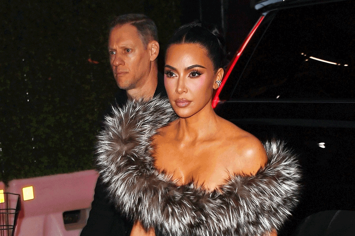 Dramatično i smelo: Ogrnula se krznom i pokazala najmanji struk, a šminka na njoj je za primer (FOTO) gif