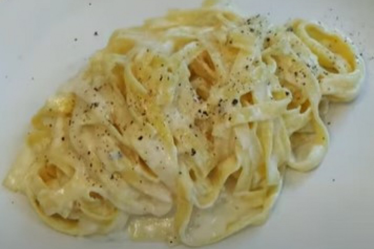 ZBOG OVOG JELA SVI ĆE MISLITI DA STE PRAVA ITALIJANKA: Piletina sa 4 vrste sira, PRSTE DA POLIŽEŠ!