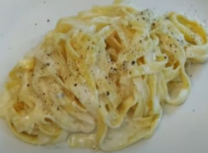 ZBOG OVOG JELA SVI ĆE MISLITI DA STE PRAVA ITALIJANKA: Piletina sa 4 vrste sira, PRSTE DA POLIŽEŠ!