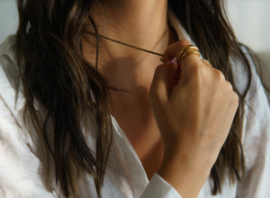 NOŠENJE PRSTENA NA LANČIĆU OKO VRATA IMA POSEBNU SIMBOLIKU!