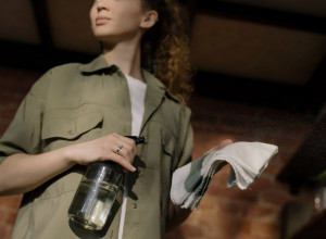 DODAJTE OVAJ SASTOJAK U VODU I PO 10 DANA NEĆETE MORATI DA BRIŠETE PRAŠINU! Sa njim možete skinuti i fleku sa odeče!