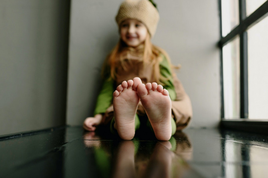 RAVNI TABANI KOD DECE: Saveti kako da, pored ortopedske obuće, pomognete mališanima (VIDEO)