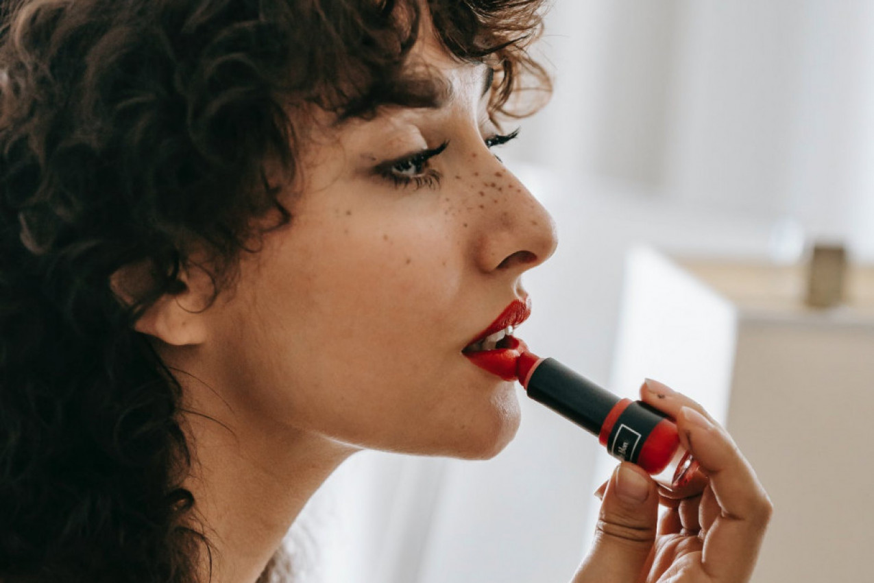 KAKO ODABRATI PRAVI KARMIN: Evo kada možete nositi crvenu nijansu i kako da vam usne izgledaju kao kod holivudskih lepotica (FOTO)