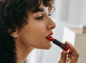 KAKO ODABRATI PRAVI KARMIN: Evo kada možete nositi crvenu nijansu i kako da vam usne izgledaju kao kod holivudskih lepotica (FOTO)