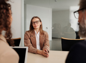 PRAVA KOMBINACIJA ZA RAZGOVOR ZA POSAO: Uz ovih 5 autfita uvek ćete izgledati kao BOGINJA!