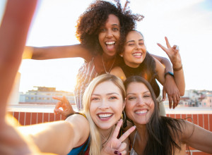 UVREDNJIVI GESTOVI U RAZLIČITIM KULTURAMA: Ako u inostranstvu uradite ovo zaista ćete naljutiti domaćina!