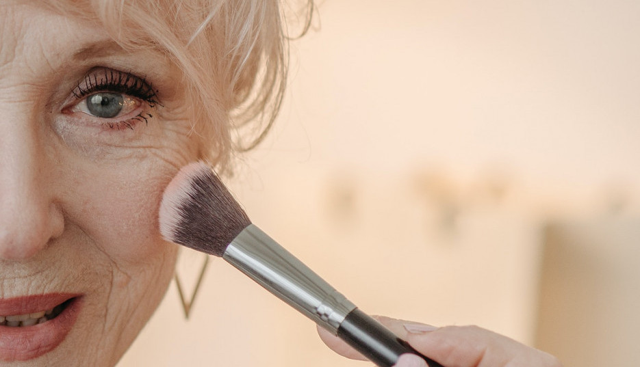 KAKO DA ZRELA KOŽA ZABLISTA? OVI saveti će pomoći damama u najboljim godinama da im šminka izgleda besprekorno