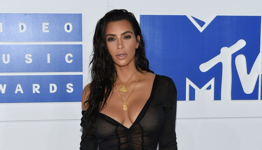 KIM KARDAŠIJAN ULOVILA PILETINU! Starleta zamenila Kanjea 13 godina mlađim dečkom! (VIDEO)