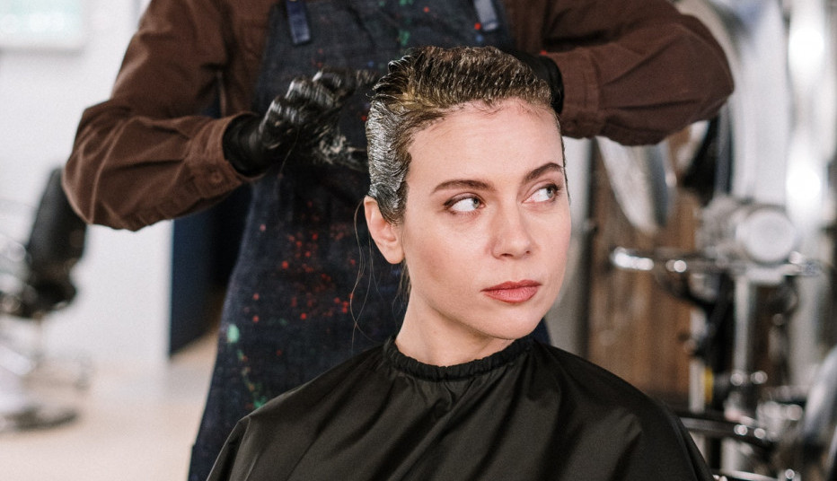 Da li se FARBA nanosi na ČISTU kosu? Stručnjaci rešavaju večitu dilemu