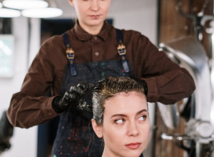 Da li se FARBA nanosi na ČISTU kosu? Stručnjaci rešavaju večitu dilemu