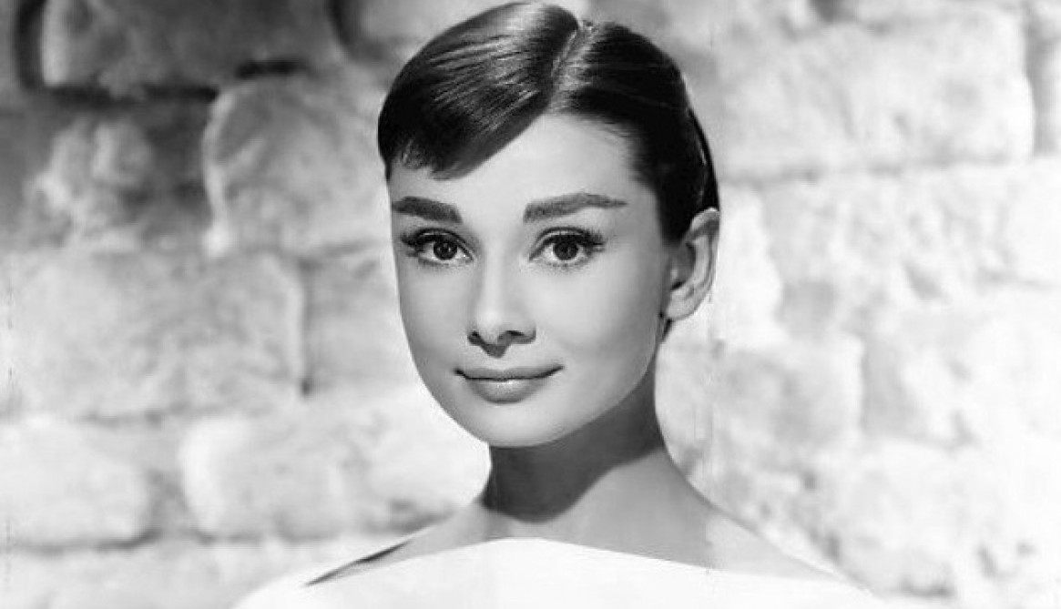 Kako starite, shvatićete da imate dve ruke, jednu da pomognete sebi, a drugu da pomažete drugima