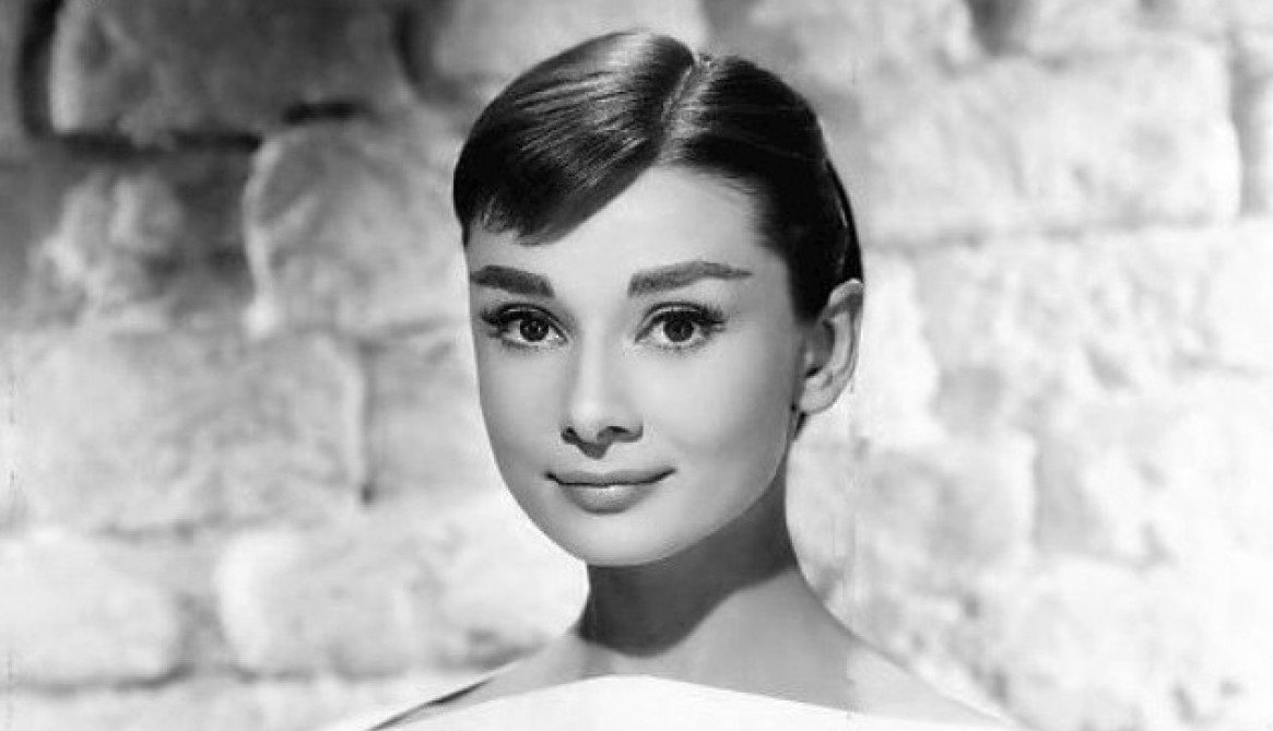 Kako starite, shvatićete da imate dve ruke, jednu da pomognete sebi, a drugu da pomažete drugima