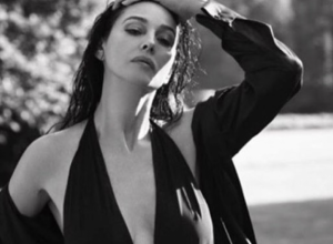 SKINULA SE NAJPOŽELJNIJA ŽENA SVETA: Monika Beluči pokazala bujne grudi i potpuno zaludela javnost, izgleda kao milion dolara! (FOTO)