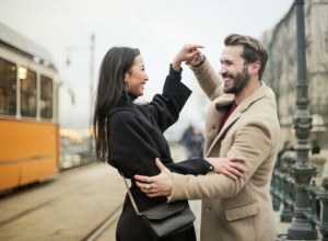 2 ZNAKA ZODIJAKA NAJUGROŽENIJA: Kako retrogradni Merkur utiče na parove?