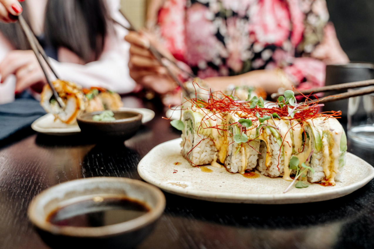 ZAŠTO JAPANCI JEDU NA PODU?! Toliko je zdravo da ćete i vi početi da praktikujete ovu ČUDNU NAVIKU!