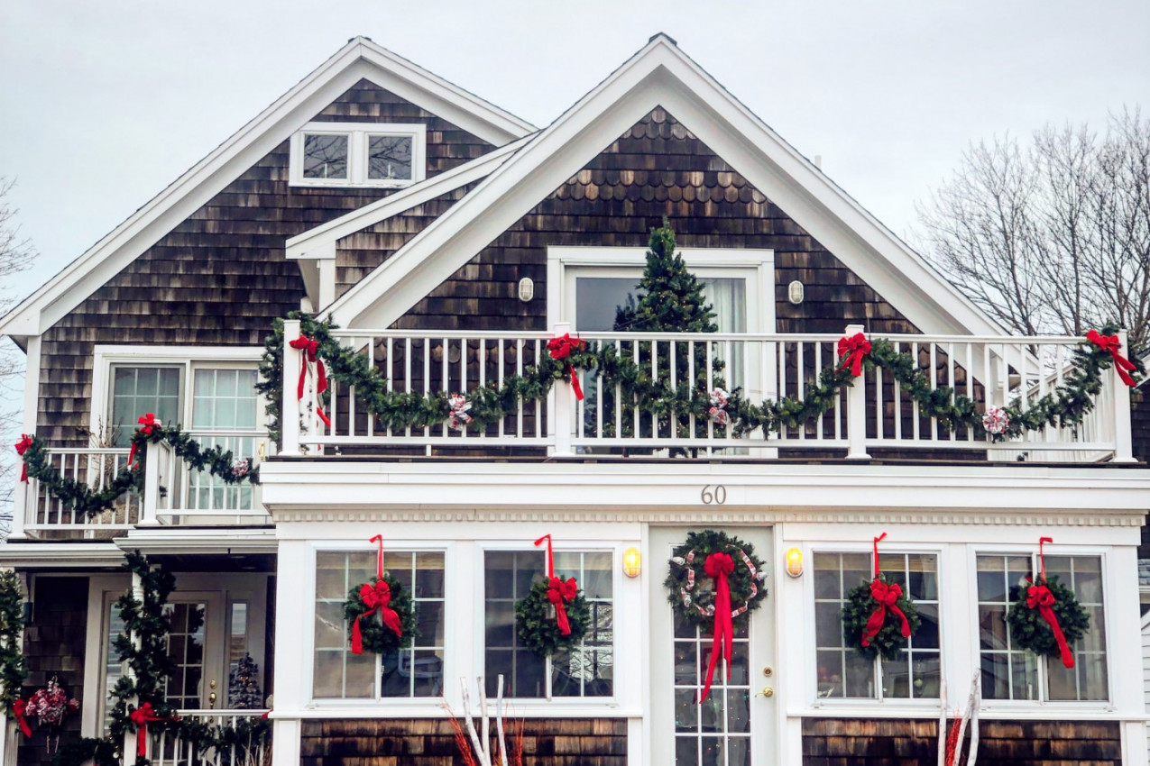 NOVOGODIŠNJI DUH U KUĆI I IZVAN NJE: Kako da ukrasite fasadu i dvorište tako da vaš dom bude podjednako lep i spolja i iznutra?