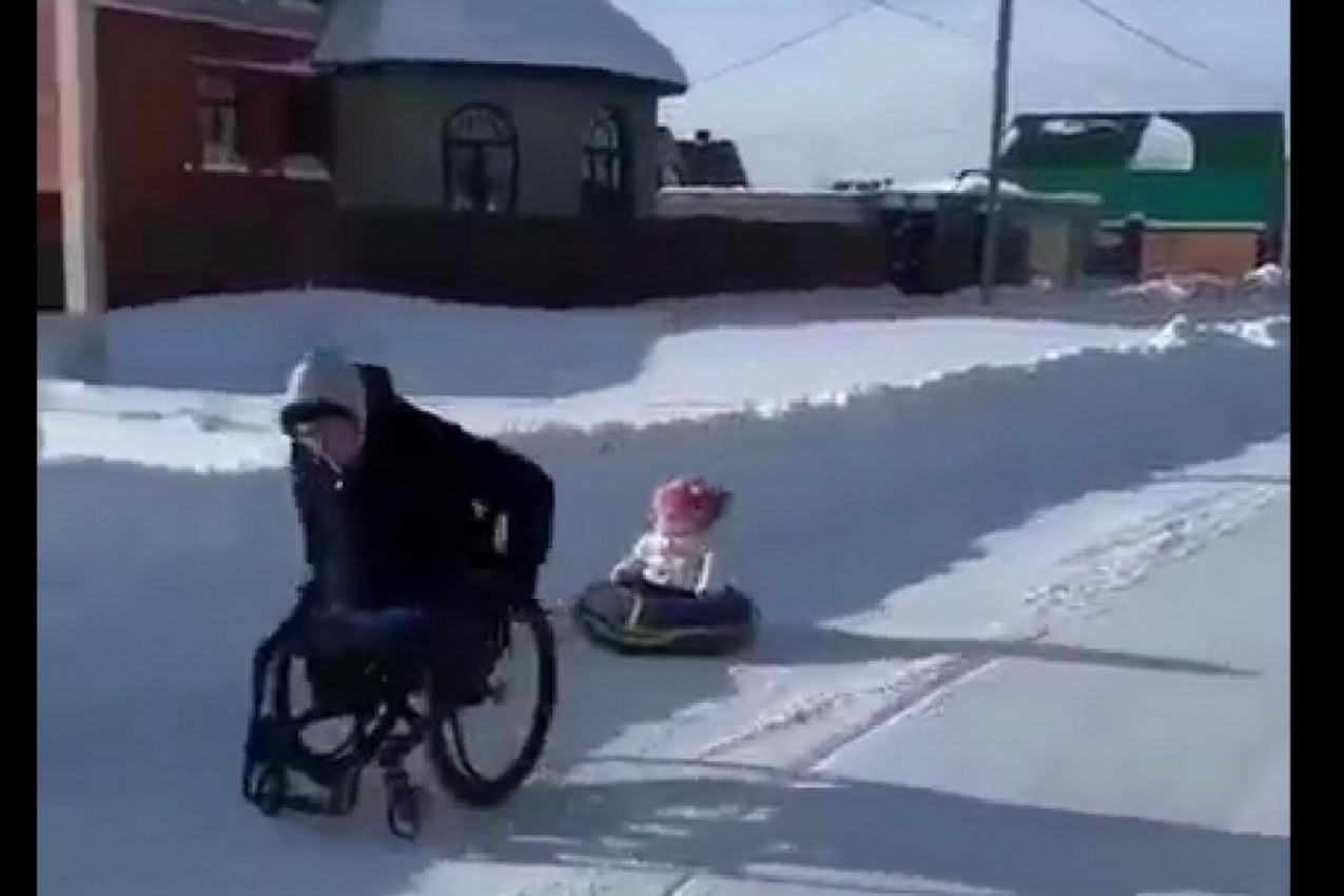 PREPREKE NE POSTOJE KAD JE SRCE VELIKO: Najbolji tata obradovao svoju ćerkicu sankanjem po prvom snegu!