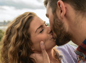 MAJSTOR ZA POLJUPCE: Znate li koji horoskopski znak najbolje upravlja jezikom!