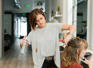 OVO BI SVAKA DAMA TREBALO DA ZNA: Da li je šampon za suvo pranje kose problem ili rešenje?