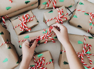 UPAKUJTE POKLON U ČISTU LJUBAV: 6 ORIGINALNIH IDEJA ZA SAVRŠENI PRAZNIČNI PAKETIĆ!