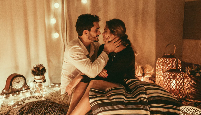 Zašto se LJUBIMO U PONOĆ u NOVOGODIŠNJOJ NOĆI?