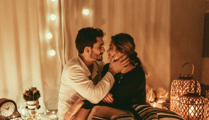 Zašto se LJUBIMO U PONOĆ u NOVOGODIŠNJOJ NOĆI?