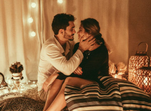 Zašto se LJUBIMO U PONOĆ u NOVOGODIŠNJOJ NOĆI?