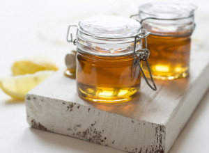 OLAKŠAJTE UPALU GRLA: Sirup iz vaše kuhinje koji se začas sprema