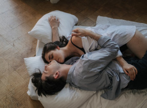 Evo zašto je zdravo spavati uz osobu koju volimo