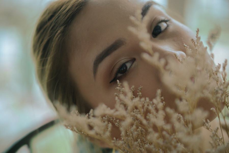 DA LI SU DLAKE NA BRADI KOD ŽENA SIGNAL ZA UZBUNU: Ovo su mogući uzroci, a jedan može da ukazuje na opaku bolest povezanu sa nadbubrežnom žlezdom?