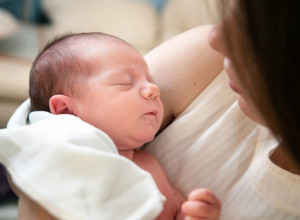 BEBA ROĐENA SA OTEČENIM STOMAKOM,  MISLILI SU DA IMA TUMOR A ONDA OTKRILI ŠOKANTNU STVAR! Ono što su lekari našli u njenom telu potpuno ih je zaprepastilo! (FOTO)