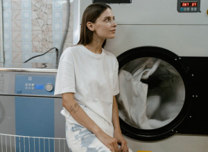 DA LI STE ZNALI ŠTA SE NALAZI ISPOD GUME U VEŠ MAŠINI? Zgrozićete se kada vidite gde se peru vaše stvari (VIDEO)