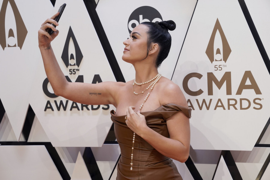 SLIKALA SE U TOPLESU: Kejti Peri zapalila internet (FOTO)