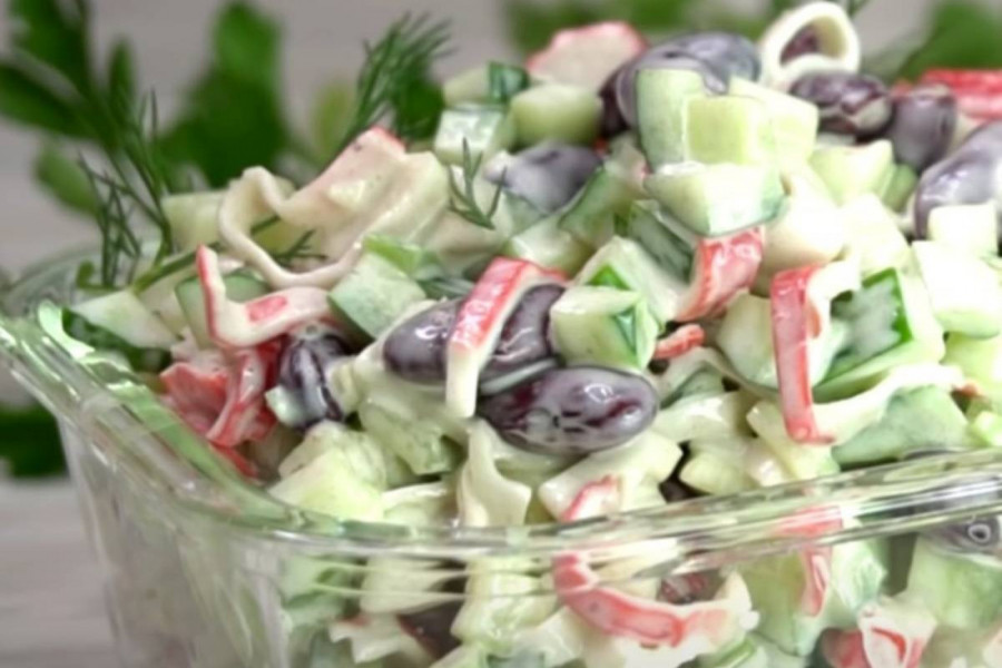 MOŽE DA BUDE I POSNA I MRSNA: Salata sa krabinim štapićima ili piletinom