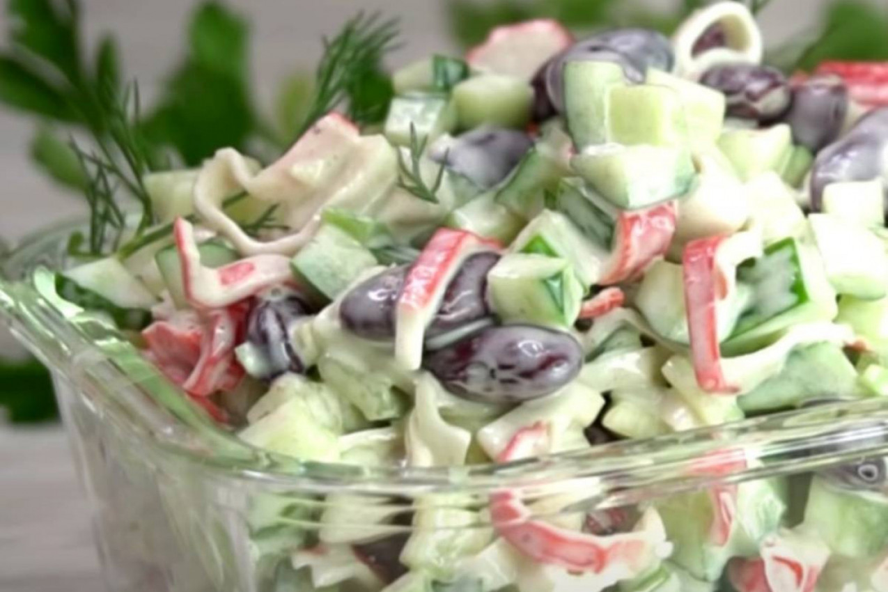 MOŽE DA BUDE I POSNA I MRSNA: Salata sa krabinim štapićima ili piletinom