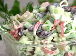 MOŽE DA BUDE I POSNA I MRSNA: Salata sa krabinim štapićima ili piletinom