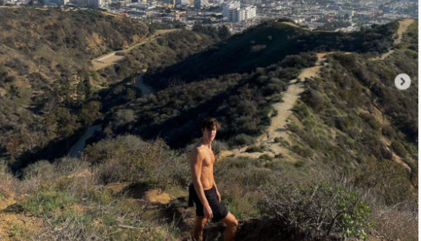 ŠON MENDEZ PAO: Pevača nije sramota što je zadnjicom obrisao prašinu (VIDEO)