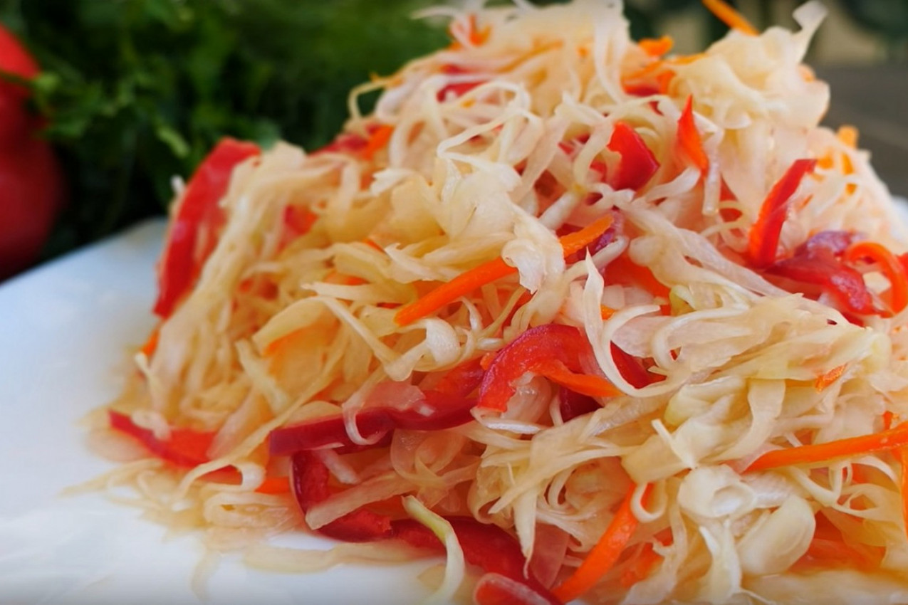 VITAMINSKA SALATA OD KISELOG KUPUSA: Odlično ide kao prilog uz kobasice i meso