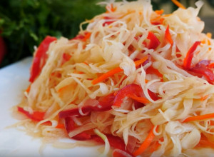 VITAMINSKA SALATA OD KISELOG KUPUSA: Odlično ide kao prilog uz kobasice i meso