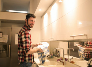 HVATA VAS JEZA OD POGLEDA NA SUDOPERU PUNU MASNOG POSUĐA? Pomoću samo jedne kese možete učiniti da zablistaju kao nikad! (VIDEO)