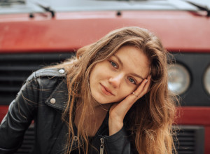 GENIJALNO REŠENJE ZA RAŠČUPANU KOSU: Savršena frizura za tri sekunde!