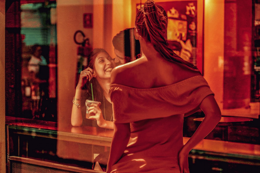 U SUPRUGOVOM TELEFONU NAŠLA JE DOKAZE O NJEGOVIM MRAČNIM TAJNAMA: Najstrašnije od svega je što je uključio i školu i decu u to!