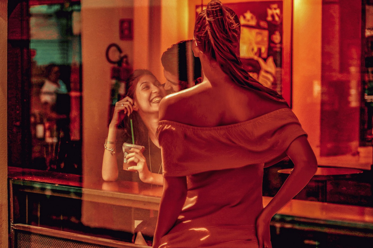 U SUPRUGOVOM TELEFONU NAŠLA JE DOKAZE O NJEGOVIM MRAČNIM TAJNAMA: Najstrašnije od svega je što je uključio i školu i decu u to!