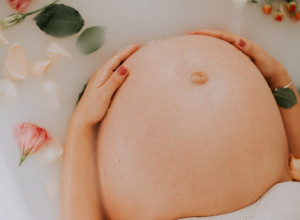 TRUDNI STE I POJAVILA VAM SE CRNA LINIJA? Ne brinite, evo šta se dešava!