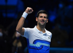 O OVOJ LEPOTICI U NOVAKOVOM NARUČJU SVI GOVORE: Isplivala fotografija srpskog tenisera o kojoj ne prestaje da se priča! (FOTO)