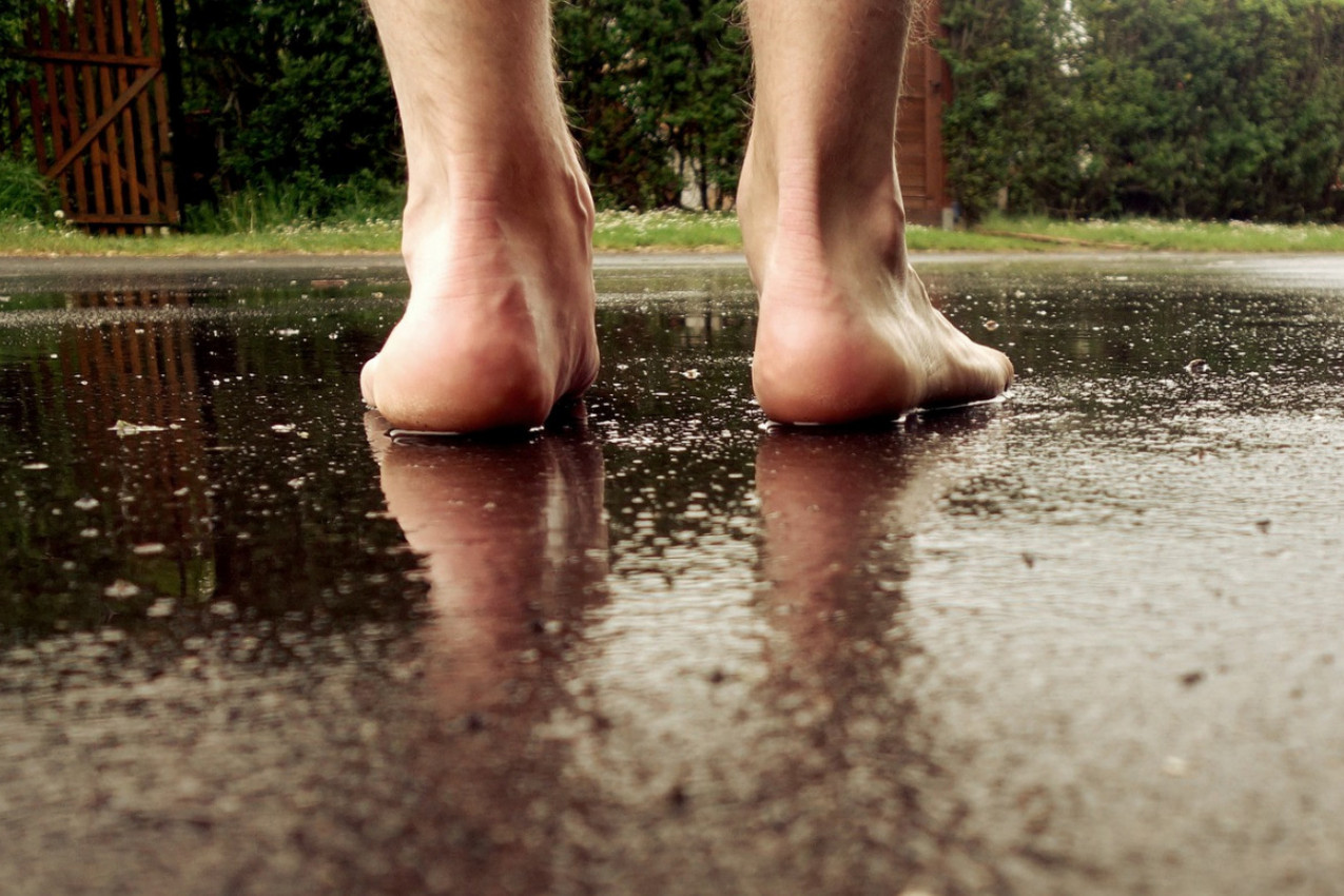 KUPKA ZA STOPALA SA LUKOM I JABUKOVIM SIRĆETOM: Smanjuje oticanje i znojenje nogu