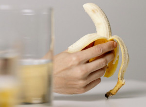BANANA I ČAŠA TOPLE VODE ujutru na prazan stomak? Evo šta se dešava s telom!