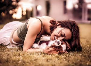 ZAŠTO VAS PSI PRATE U WC? Razlog za ovu čudnu naviku je presladak!