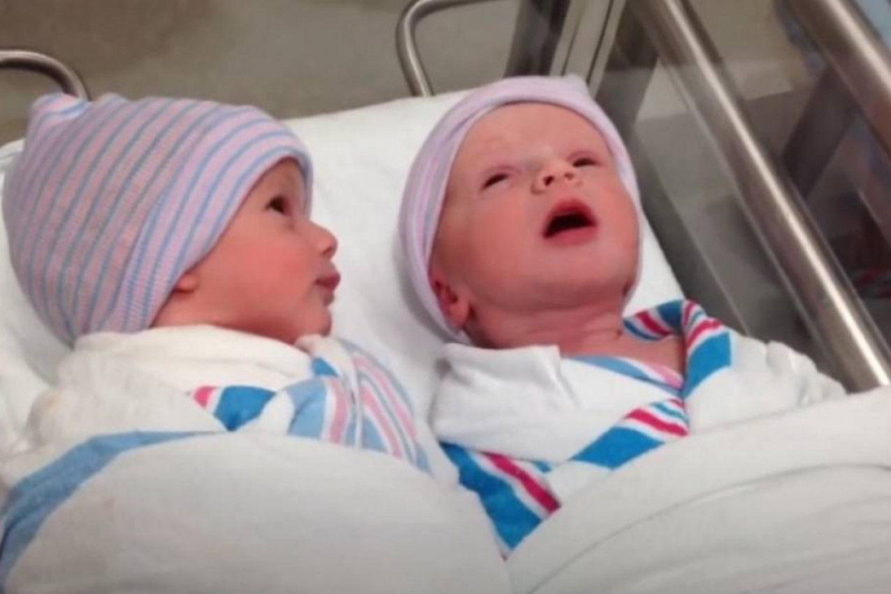 KAMERE „UHVATILE“ PRVI RAZGOVOR TEK ROĐENIH BLIZNAKINJA: One se savršeno razumeju!