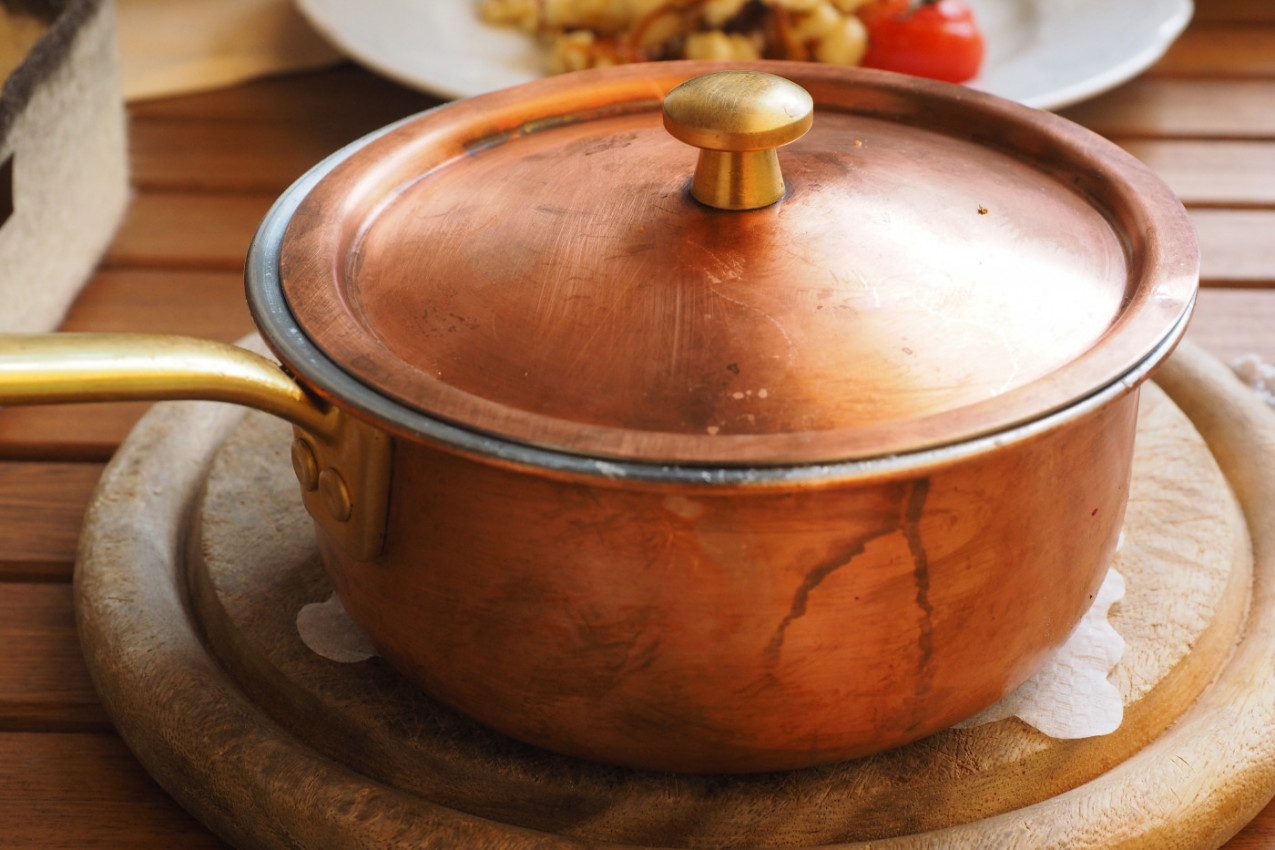 ZAGORELE ŠERPE OČIŠĆENE ZA PET MINUTA! Jedan kuhinjski sastojak sačuvaće vas glavobolje!